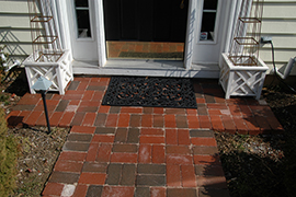 Colonial style sidewalk and entry way.